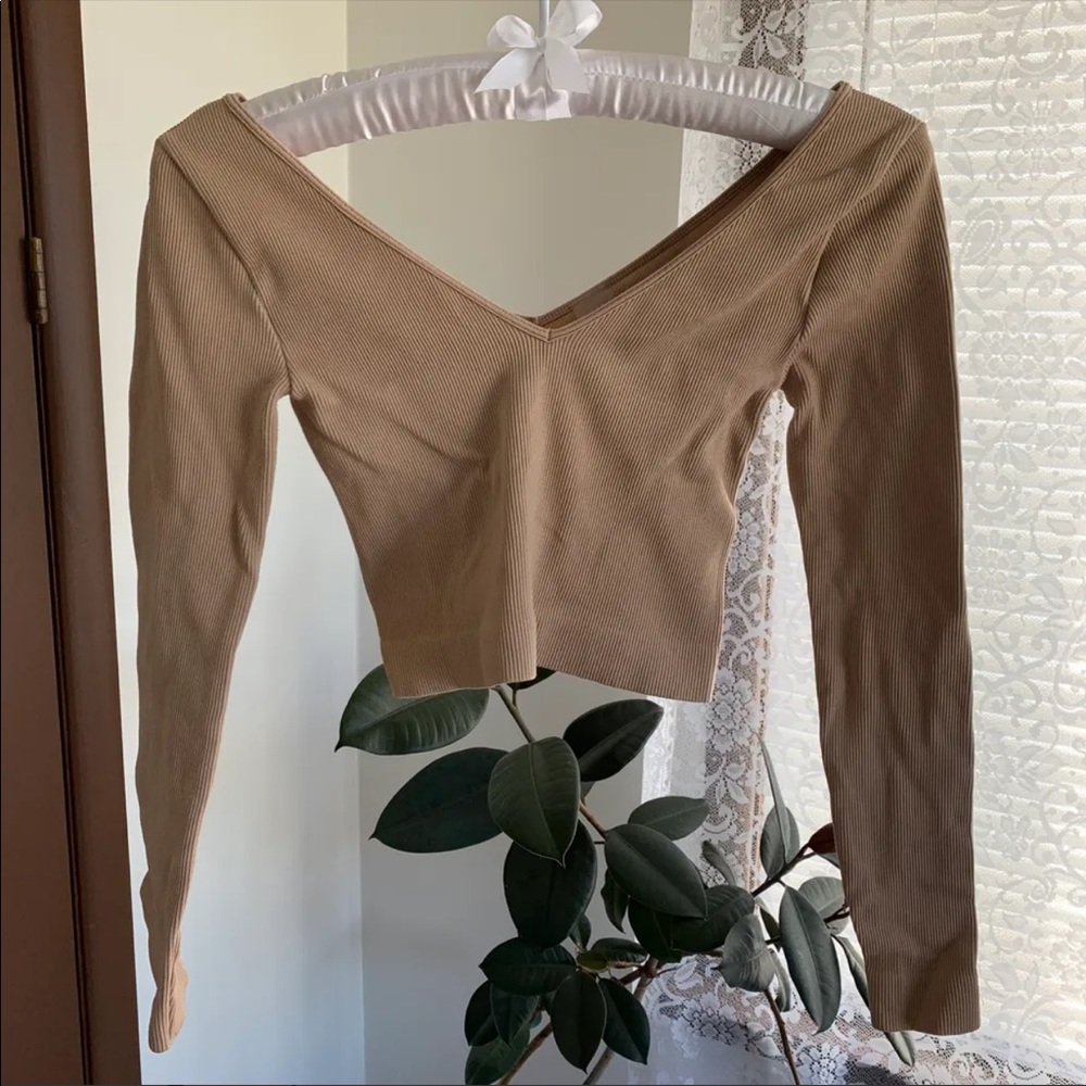 Dynamic Wide V-Neck Crop Long Sleeve